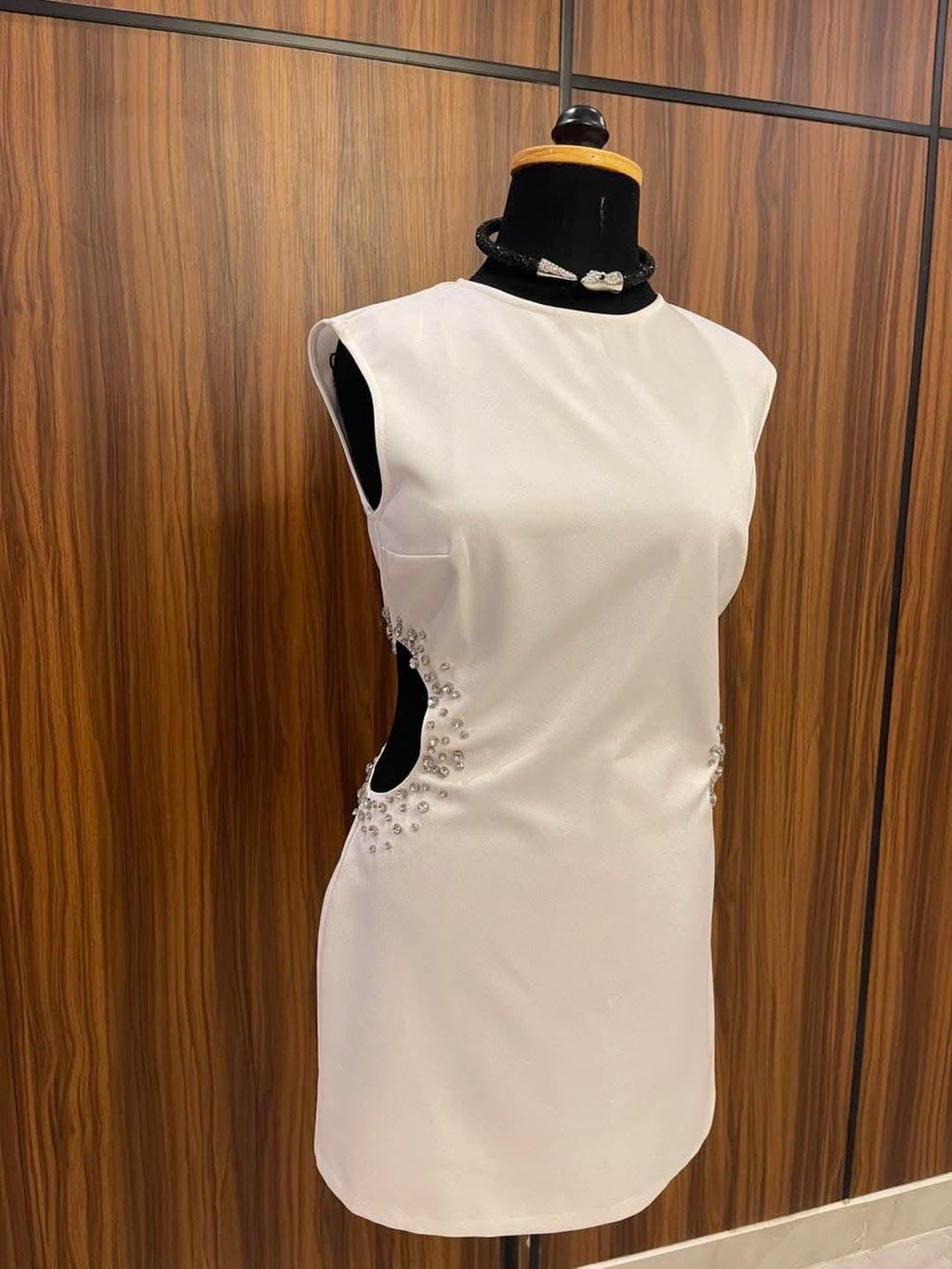 White Pearl Elegance Dress – Last Piece
فستان أبيض لؤلؤي أنيق – آخر قطعة