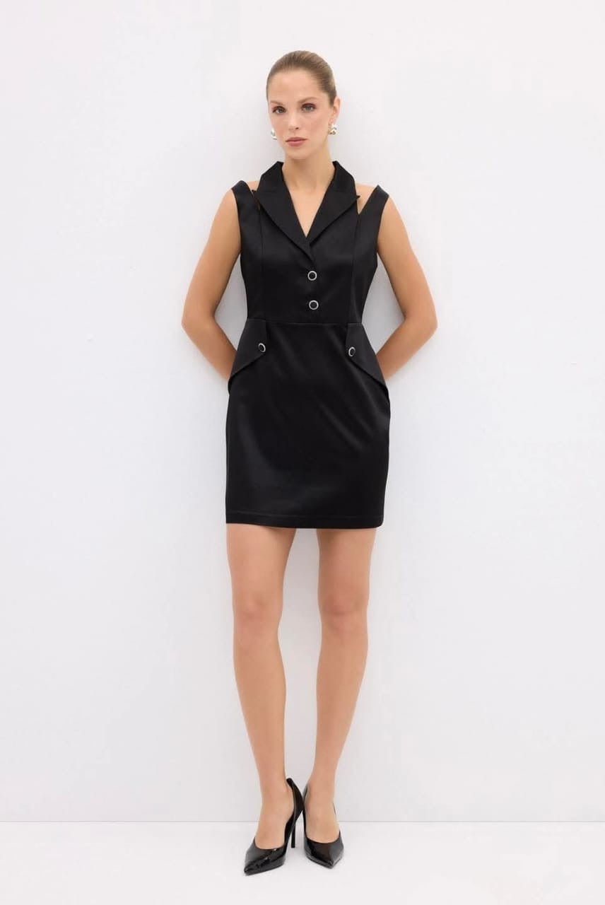 Classic Black Tailored Dress – Last Piece Clearance

فستان بلاك كلاسيك بقصة رسمية – تصفية آخر قطعة