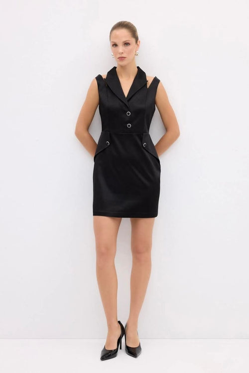 Classic Black Tailored Dress – Last Piece Clearance

فستان بلاك كلاسيك بقصة رسمية – تصفية آخر قطعة