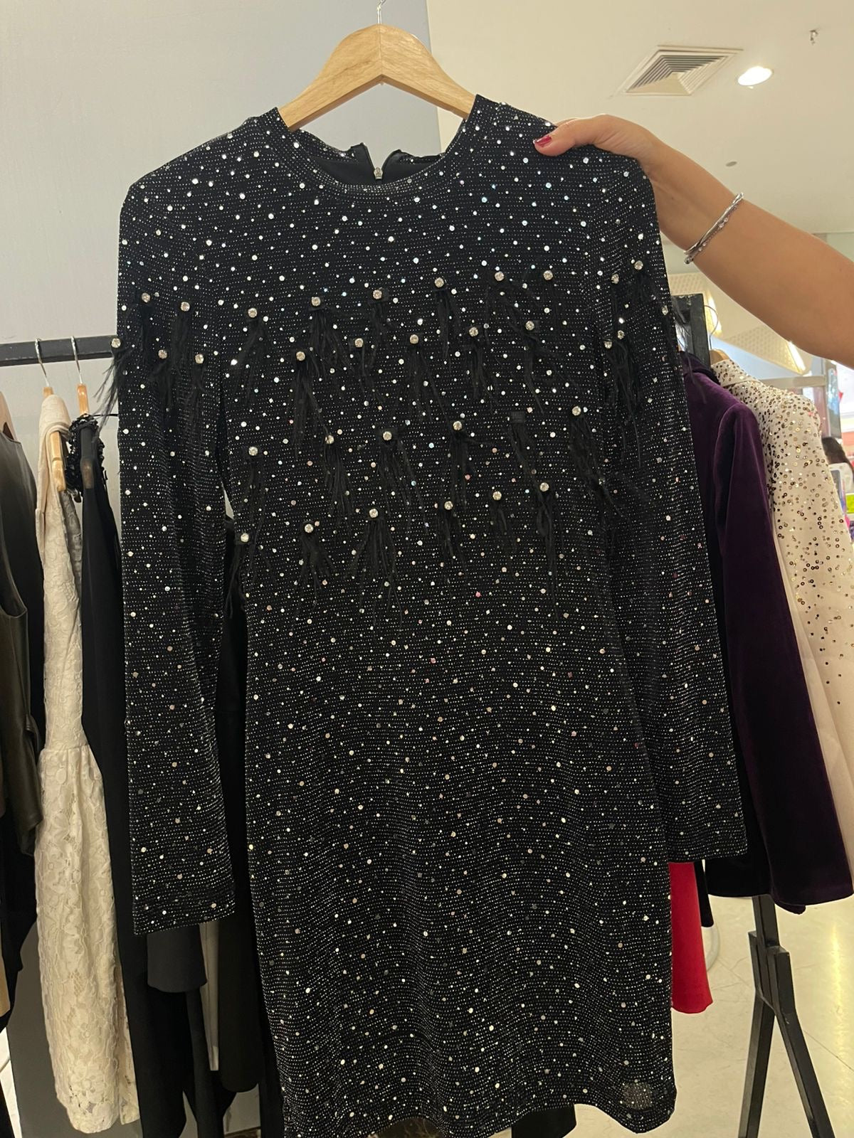 Black Stardust Feather Dress – Last Piece Clearance فستان النجوم الأسود بالريش – تصفية آخر قطعة