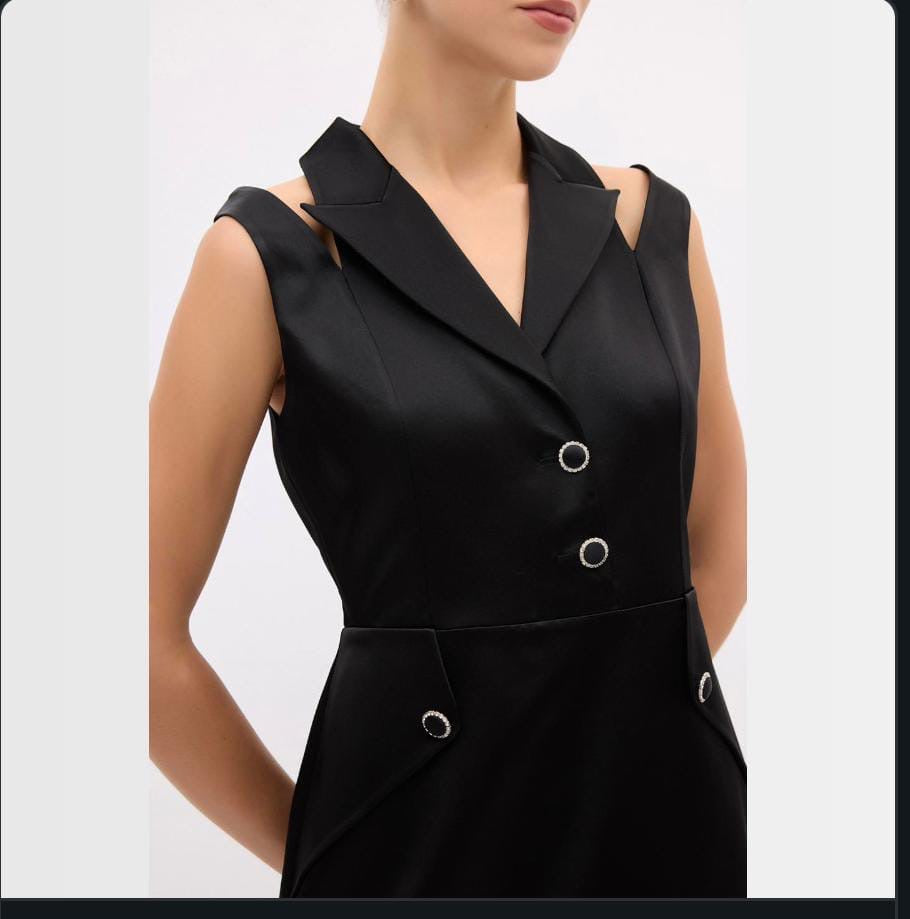 Classic Black Tailored Dress – Last Piece Clearance

فستان بلاك كلاسيك بقصة رسمية – تصفية آخر قطعة